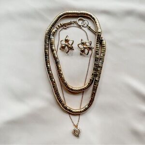 3 Pieces Vintage Sarah Coventry Clip on Earrings 2 necklaces gold silver…
